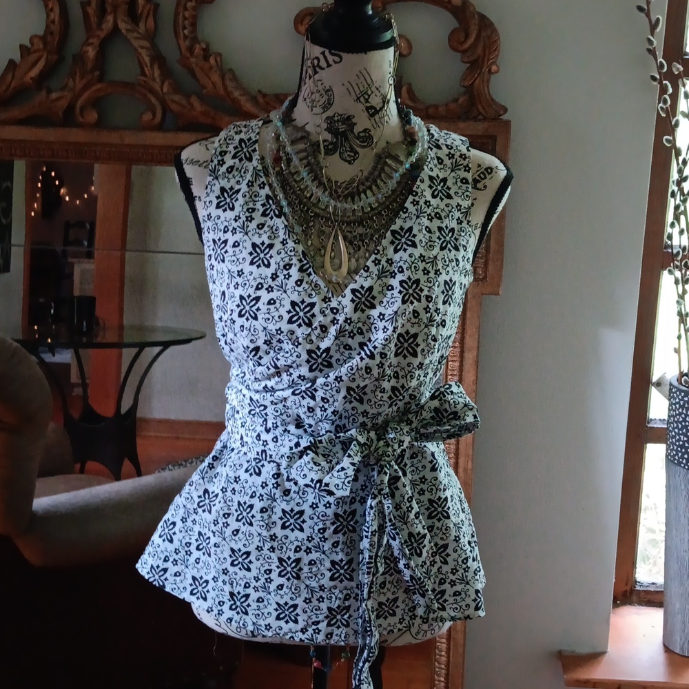 Black & white print sleeveless blouse